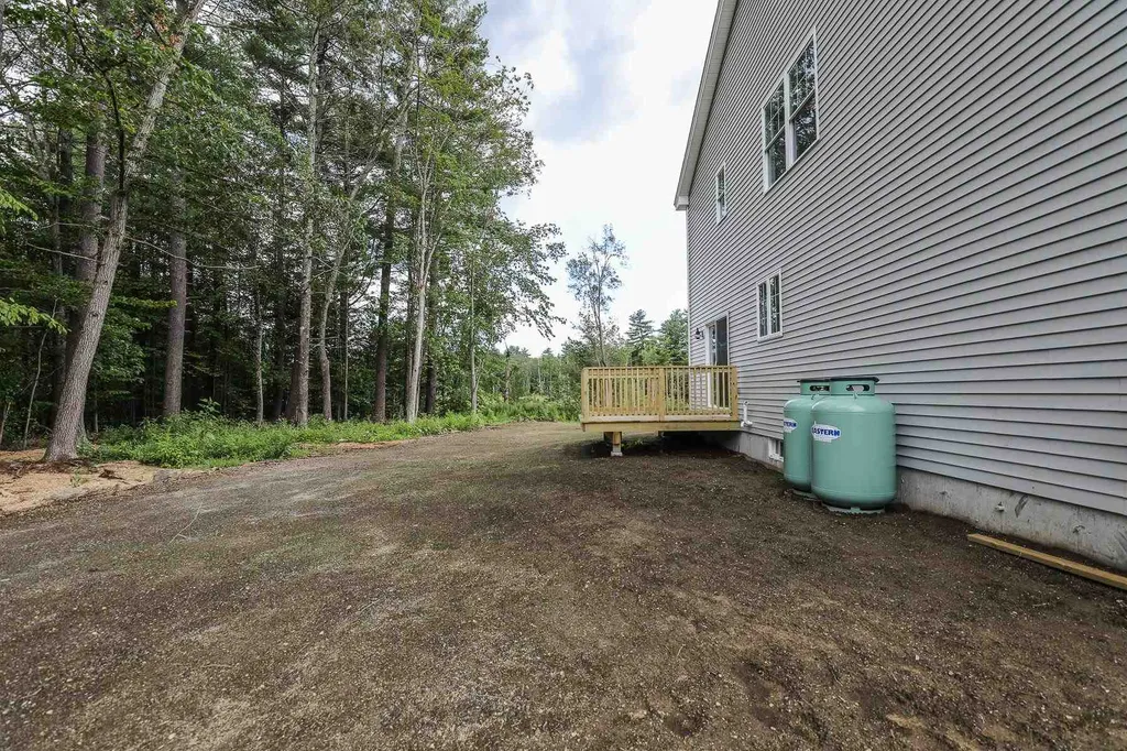 82b Prescott Road Raymond NH 03077