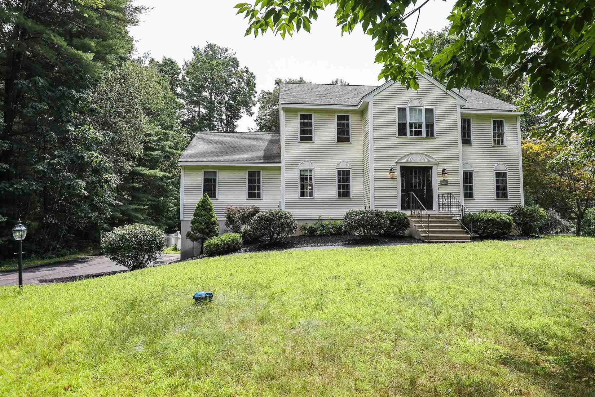 24 Colonial Drive Londonderry NH 03053