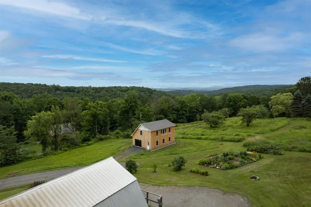 49 Best Road Hartland VT 05048