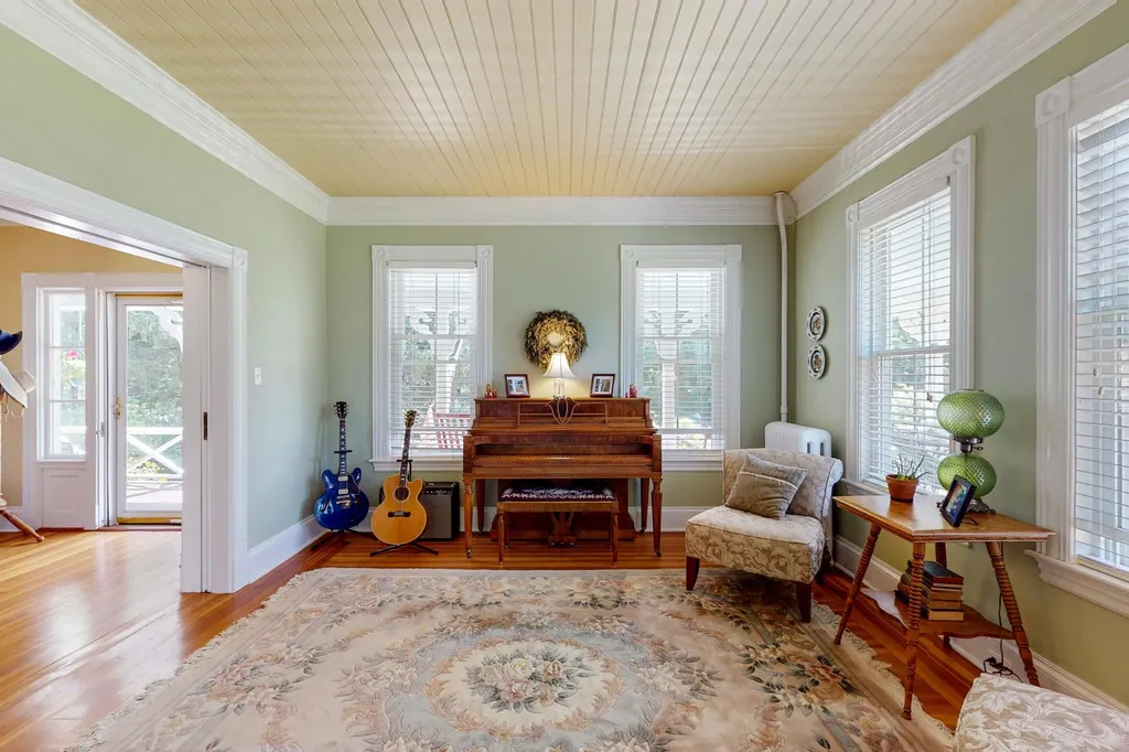 17 Forest Road Wolfeboro NH 03894