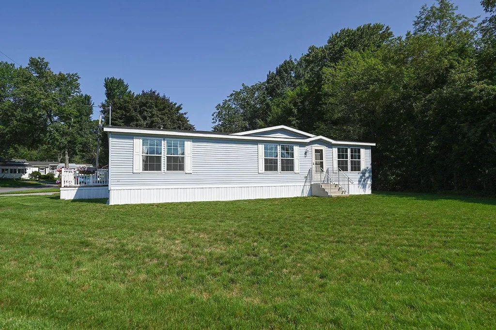 24 Meredith Drive Hampstead NH 03841