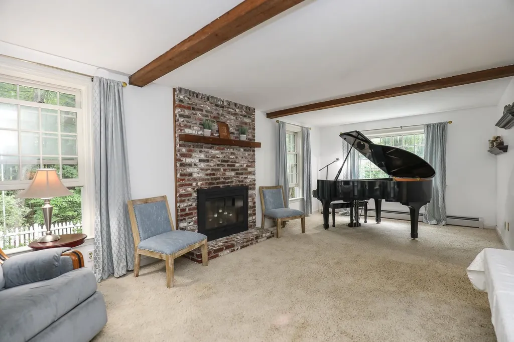 2 Brier Lane Derry NH 03038