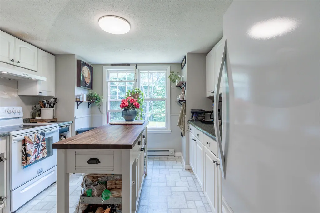 197 Perch Pond Road Holderness NH 03245