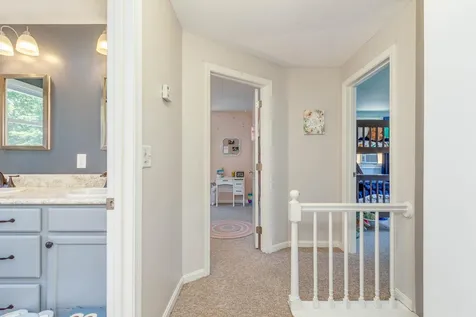 22 Justin Circle Londonderry NH 03053