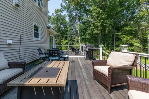 22 Justin Circle Londonderry NH 03053