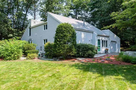 8 Deacon Drive Nashua NH 03063