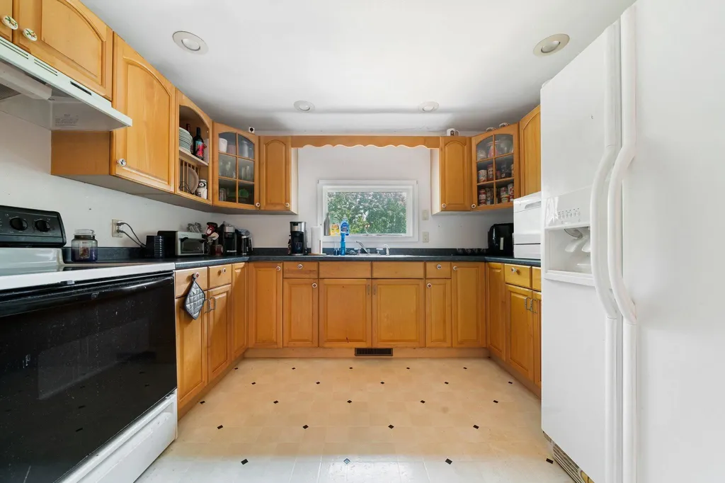 4 Stratton Lane Raymond NH 03077
