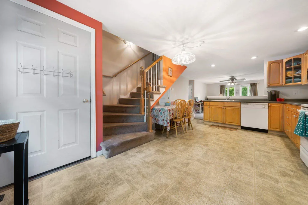 4 Stratton Lane Raymond NH 03077