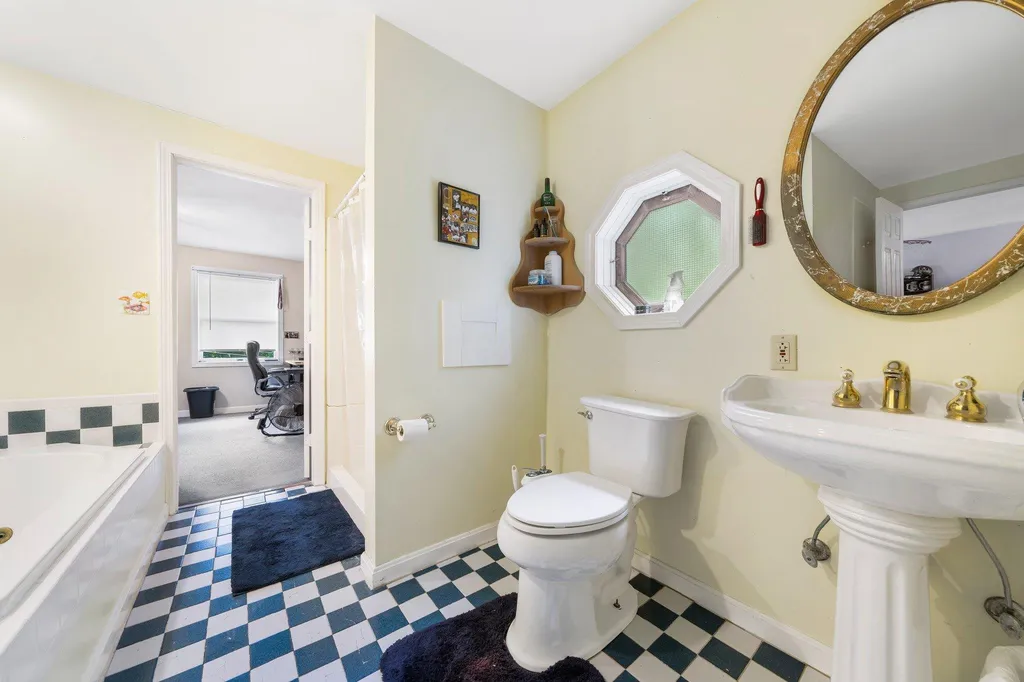 4 Stratton Lane Raymond NH 03077