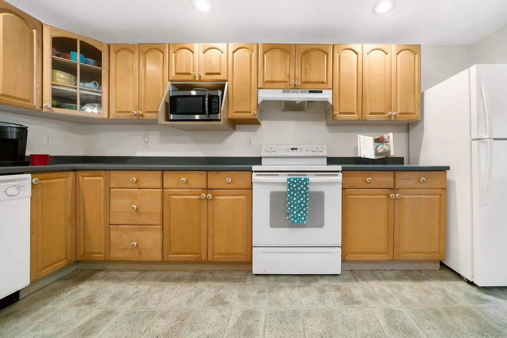 4 Stratton Lane Raymond NH 03077