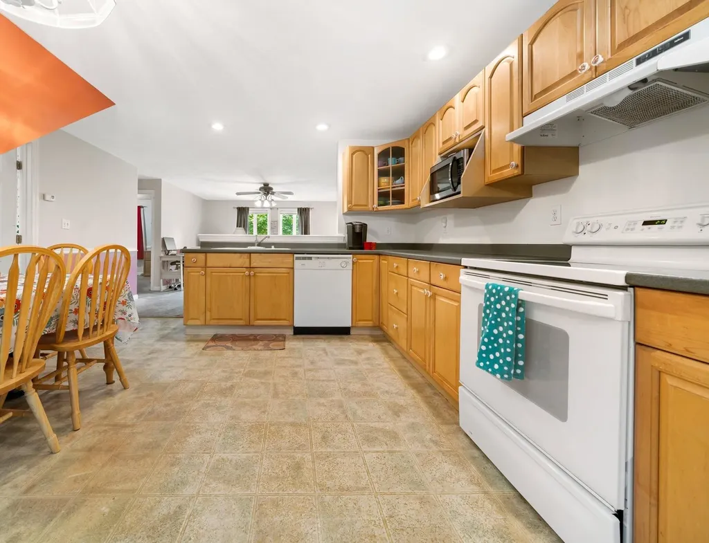 4 Stratton Lane Raymond NH 03077