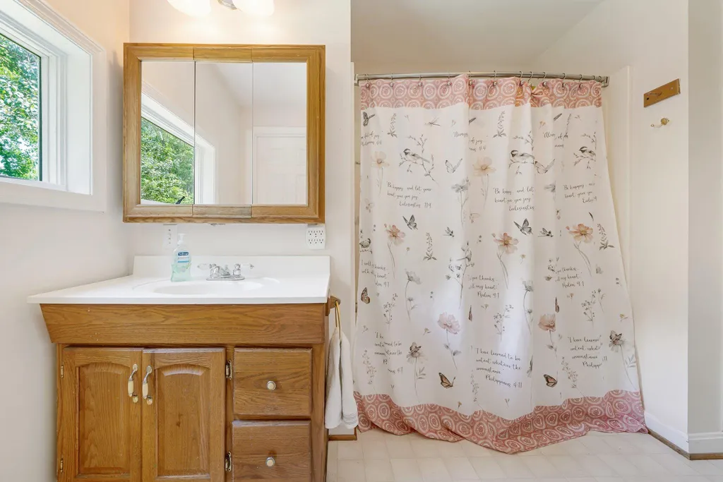 4 Stratton Lane Raymond NH 03077