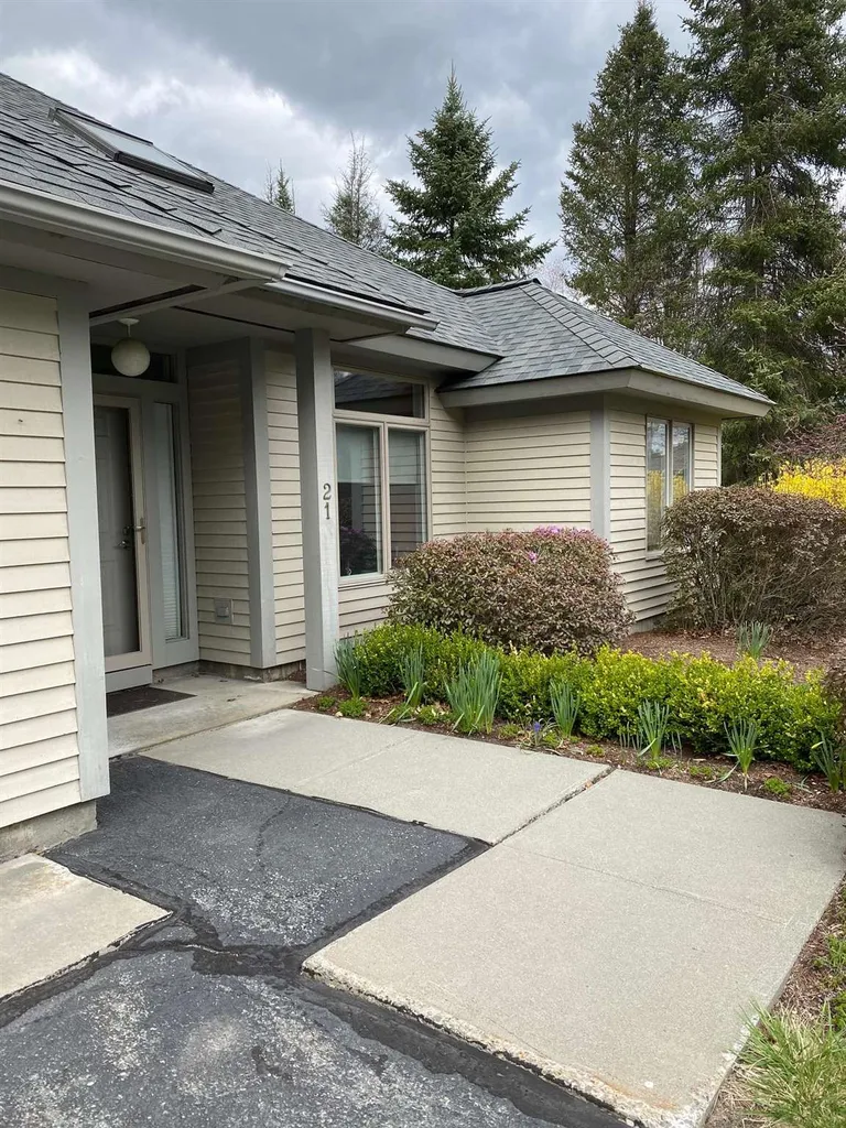 21 Iris Way Hartford VT 05001