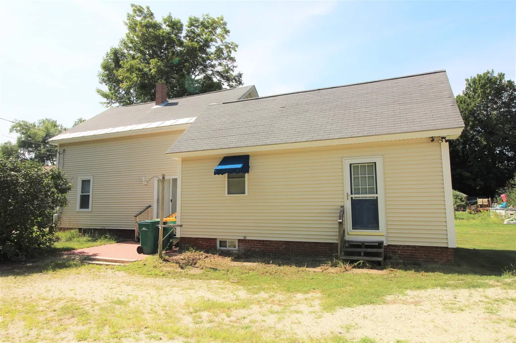 8 Weare Street Rochester NH 03868