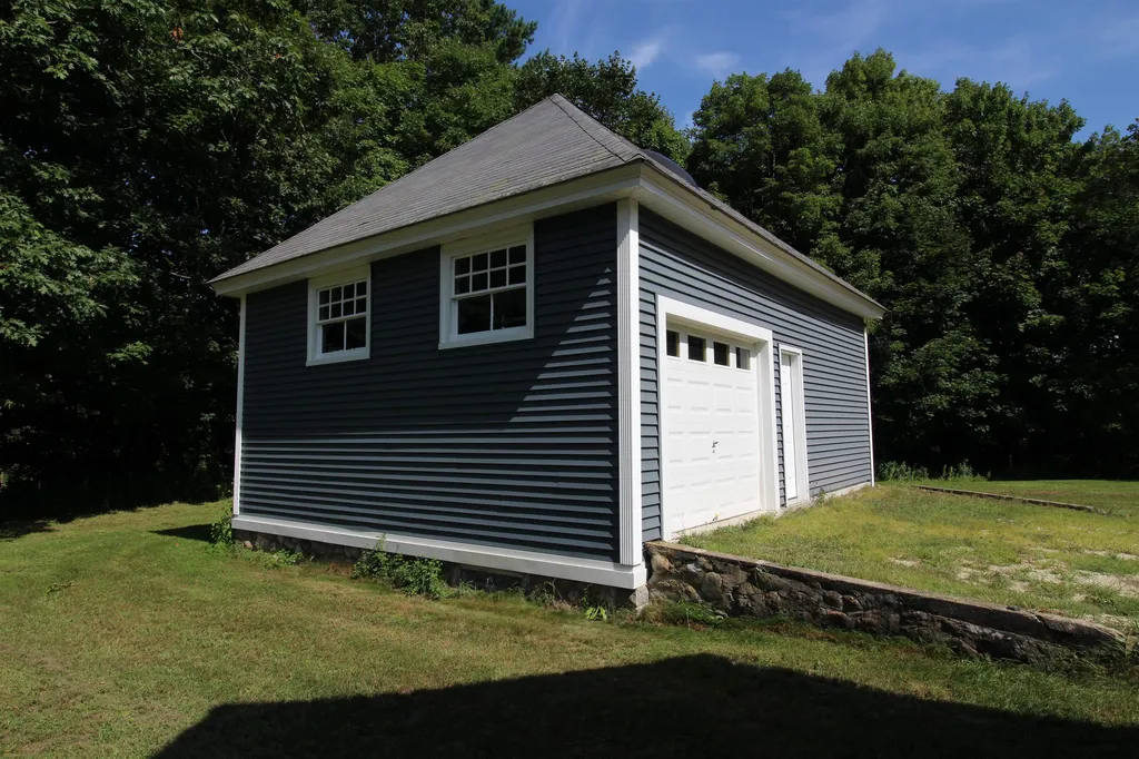 8 Weare Street Rochester NH 03868