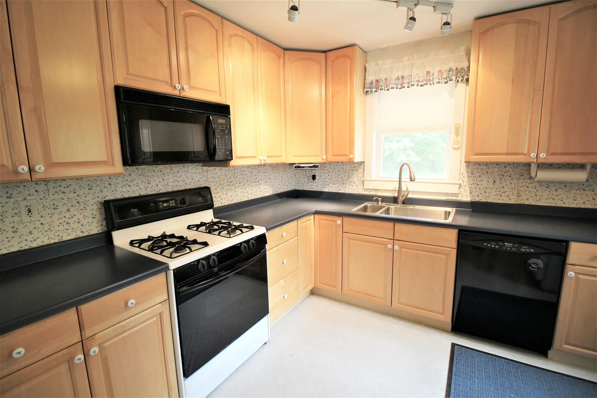 8 Weare Street Rochester NH 03868