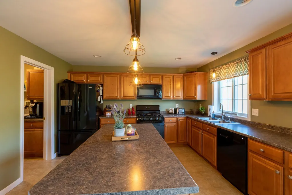 8a Canterberry Court Hudson NH 03051