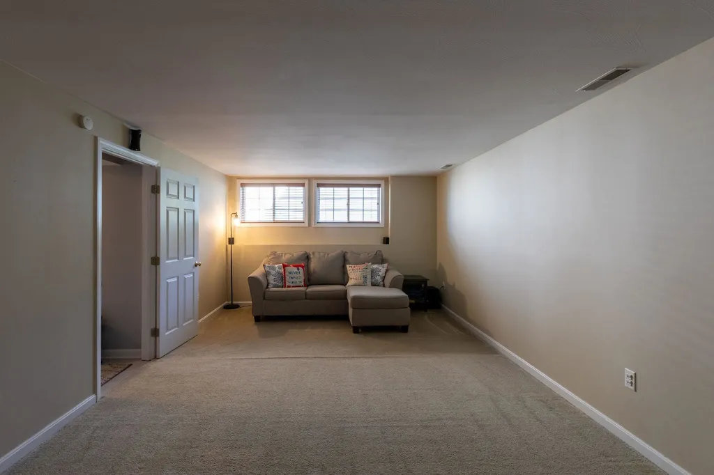 8a Canterberry Court Hudson NH 03051