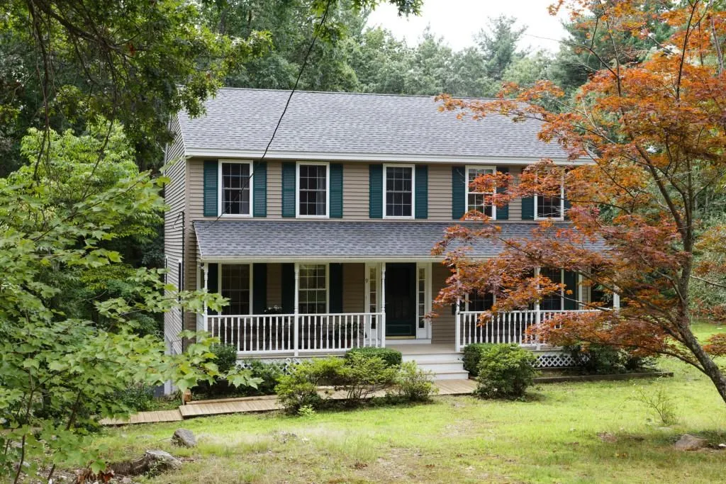 9 Spring Street Pelham NH 03076-2826