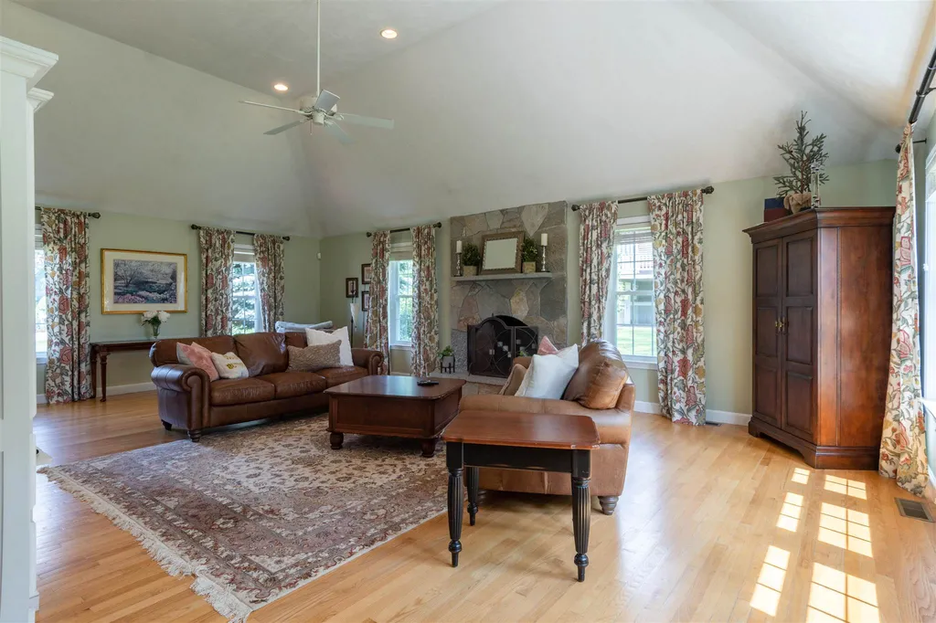 8 Gilboa Lane Nashua NH 03062