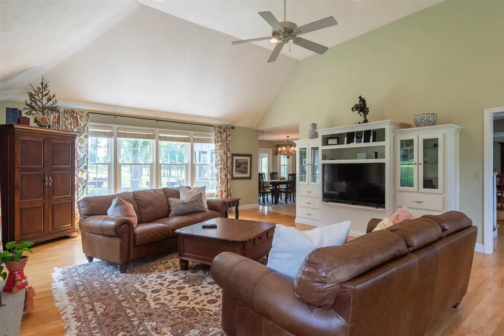 8 Gilboa Lane Nashua NH 03062