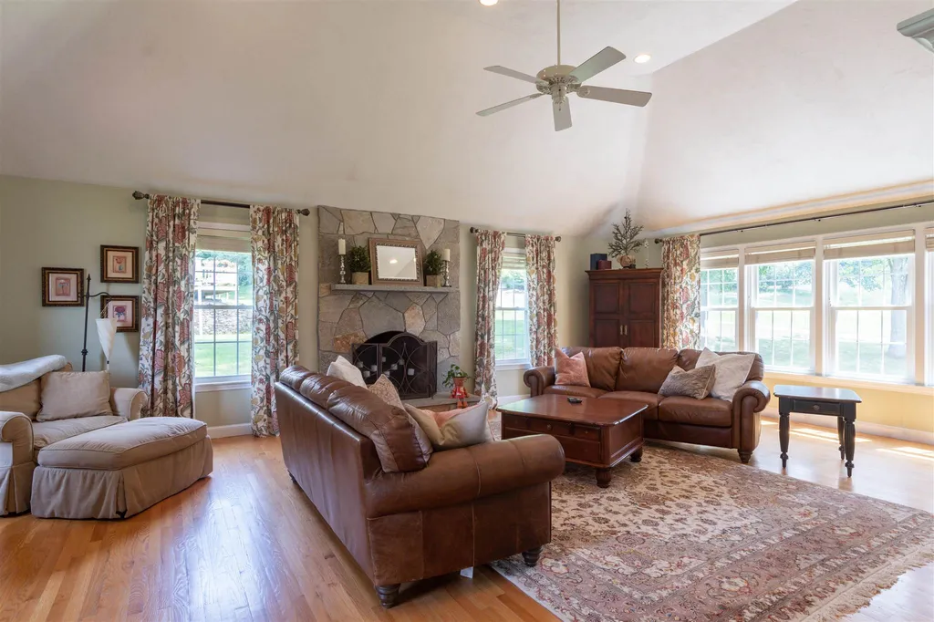 8 Gilboa Lane Nashua NH 03062