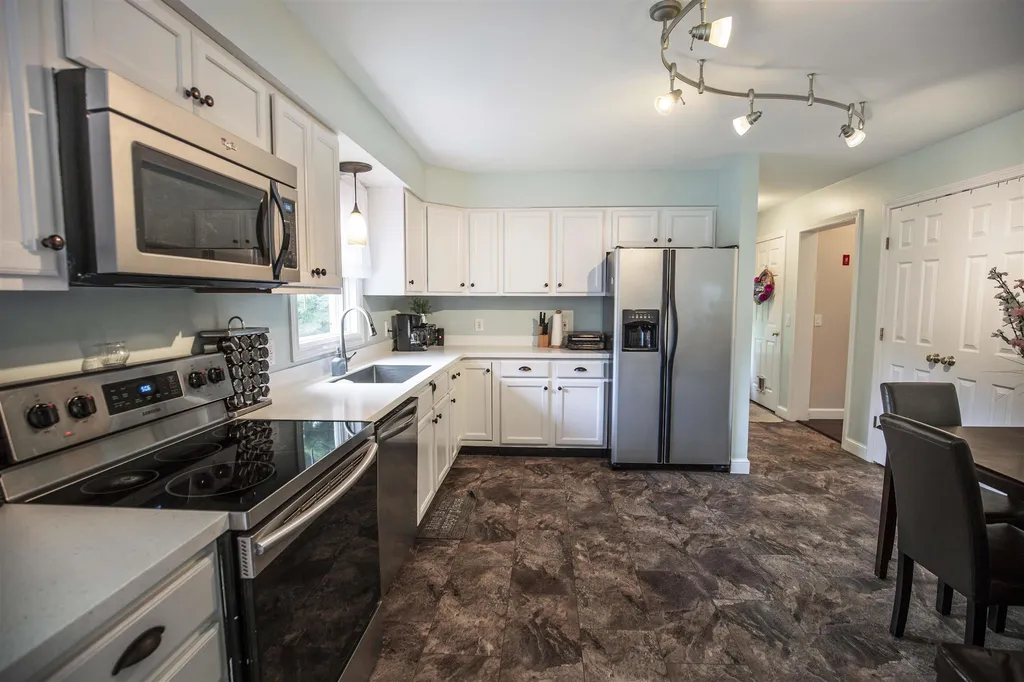 19 Cote Circle Raymond NH 03077