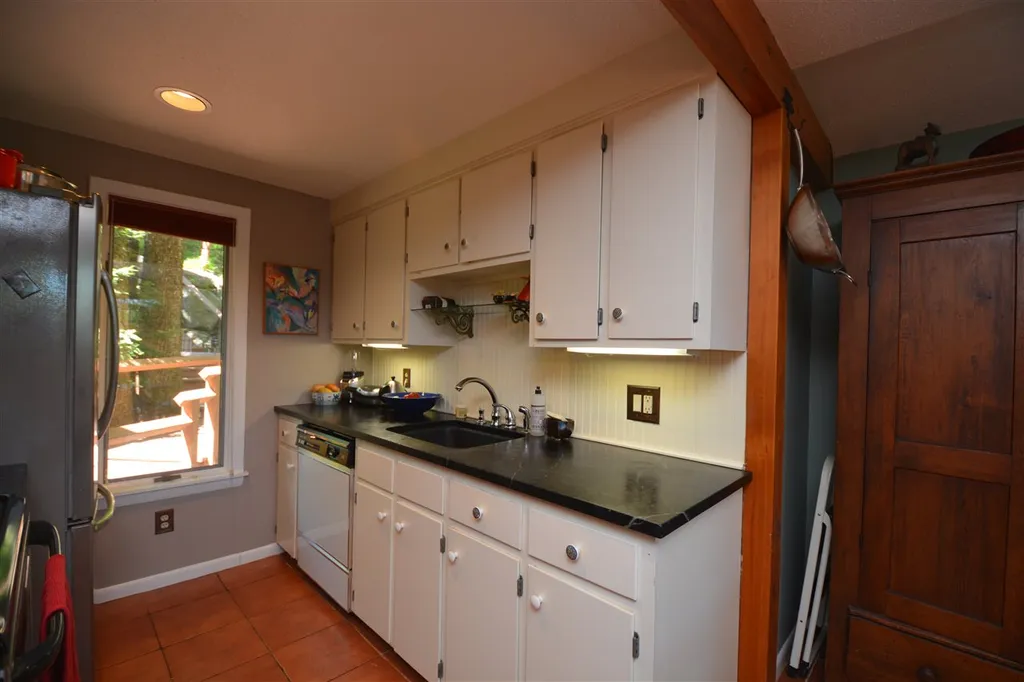 836 Cove Drive Grantham NH 03753