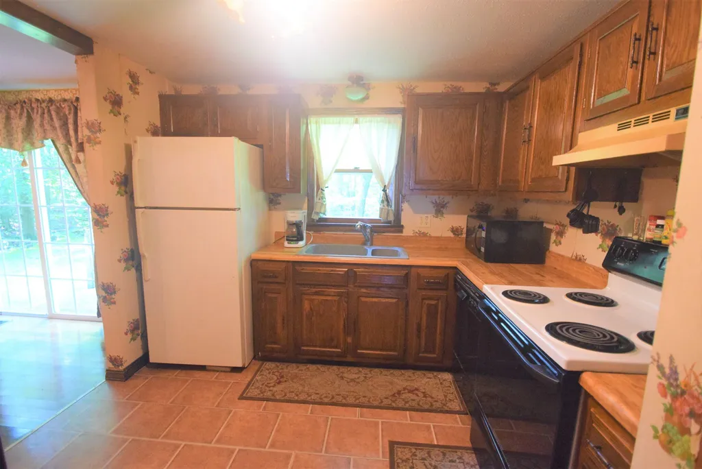 24 Ledgewood Drive Derry NH 03038