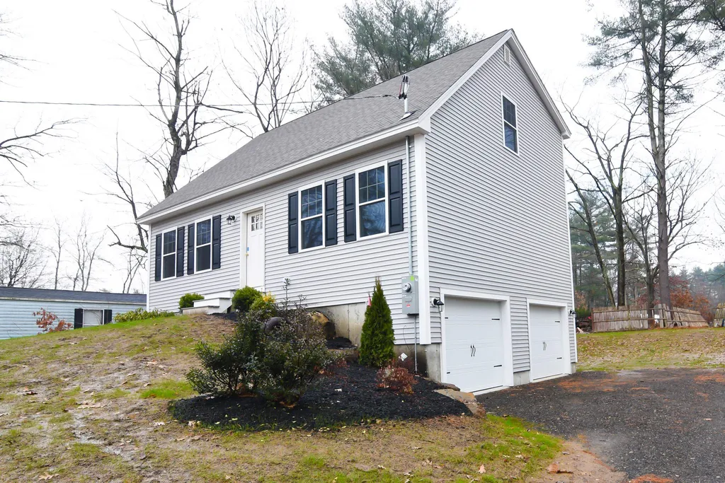 38 Regina Avenue Raymond NH 03077
