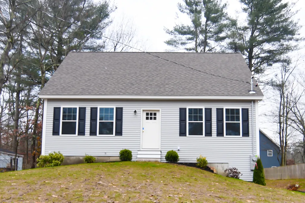 38 Regina Avenue Raymond NH 03077