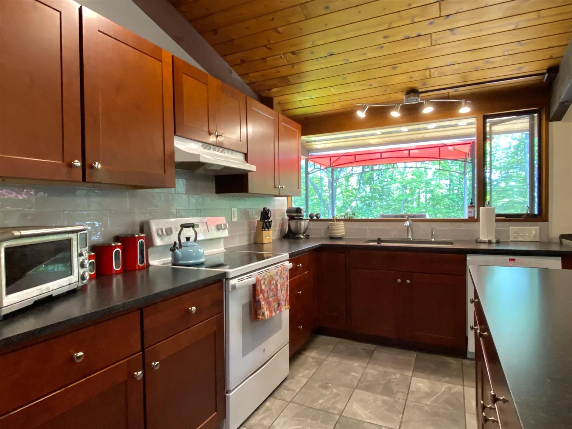 91 Morey Lane Hartford VT 05059