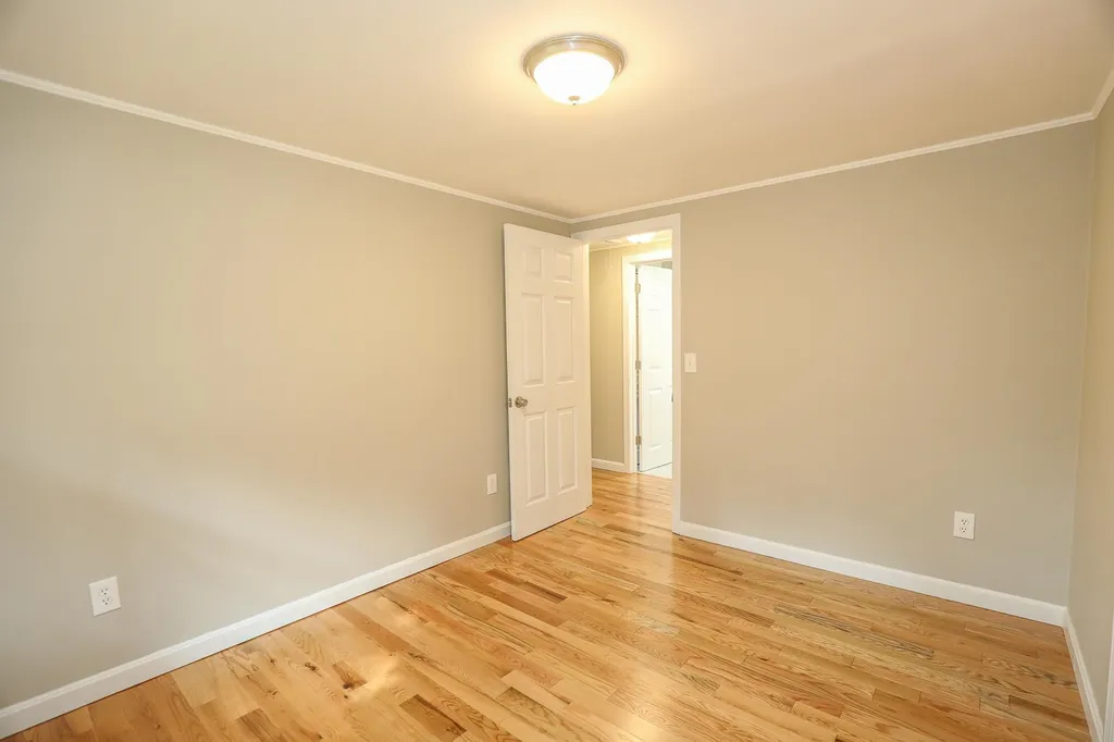 92 Old Chester Road Derry NH 03038