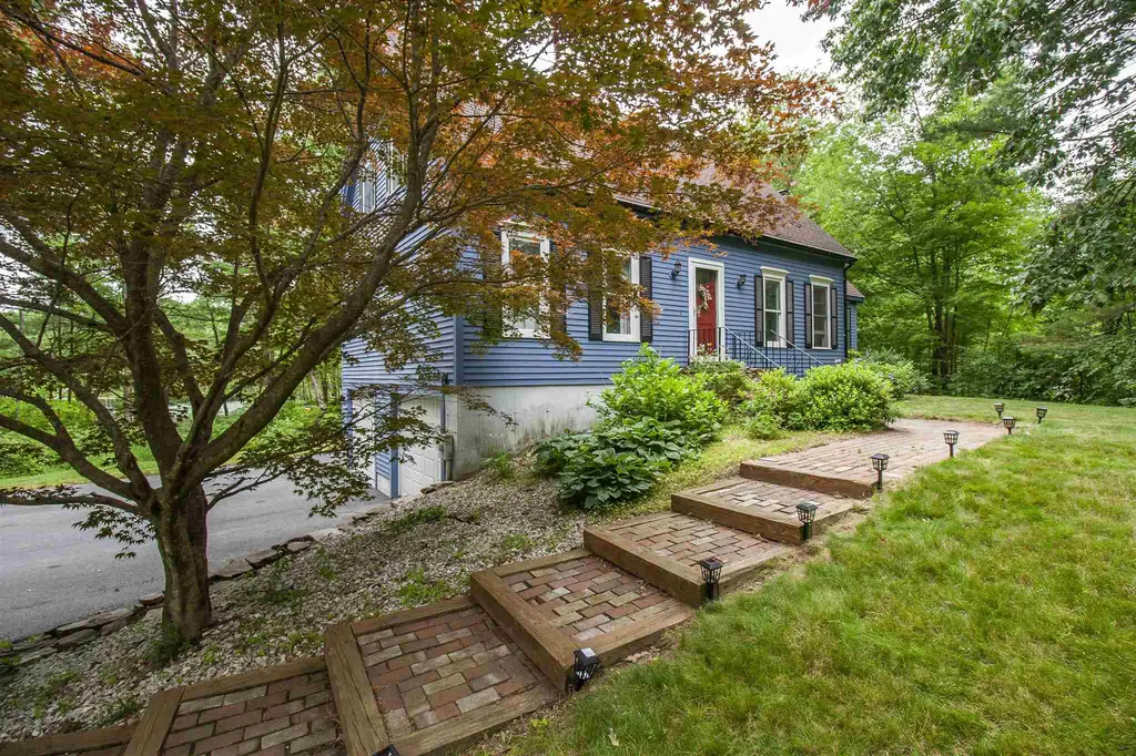 14 Village Brook Lane Derry NH 03038