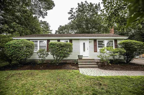 82 Riverside Drive Fremont NH 03044