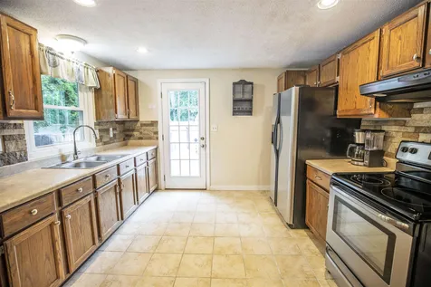 82 Riverside Drive Fremont NH 03044