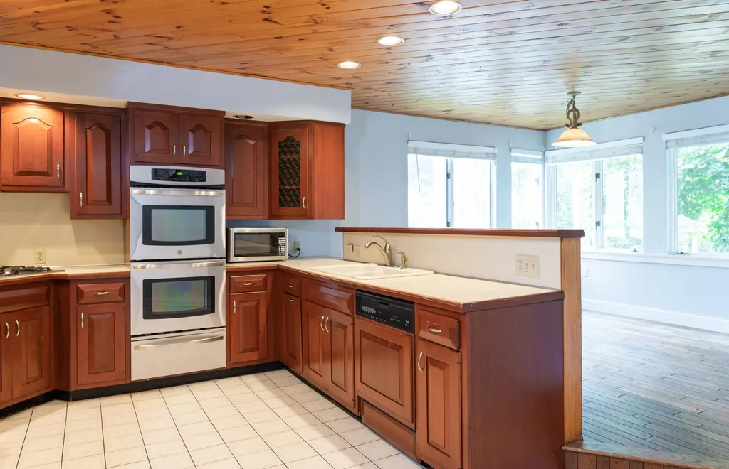 17 Courtland Street Nashua NH 03064