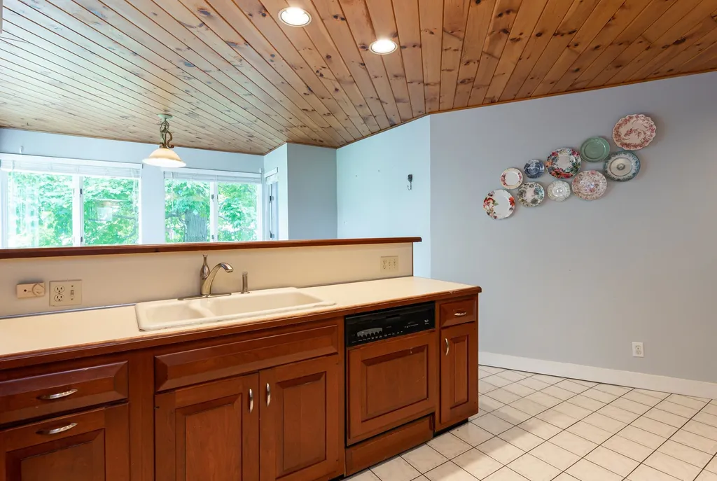 17 Courtland Street Nashua NH 03064