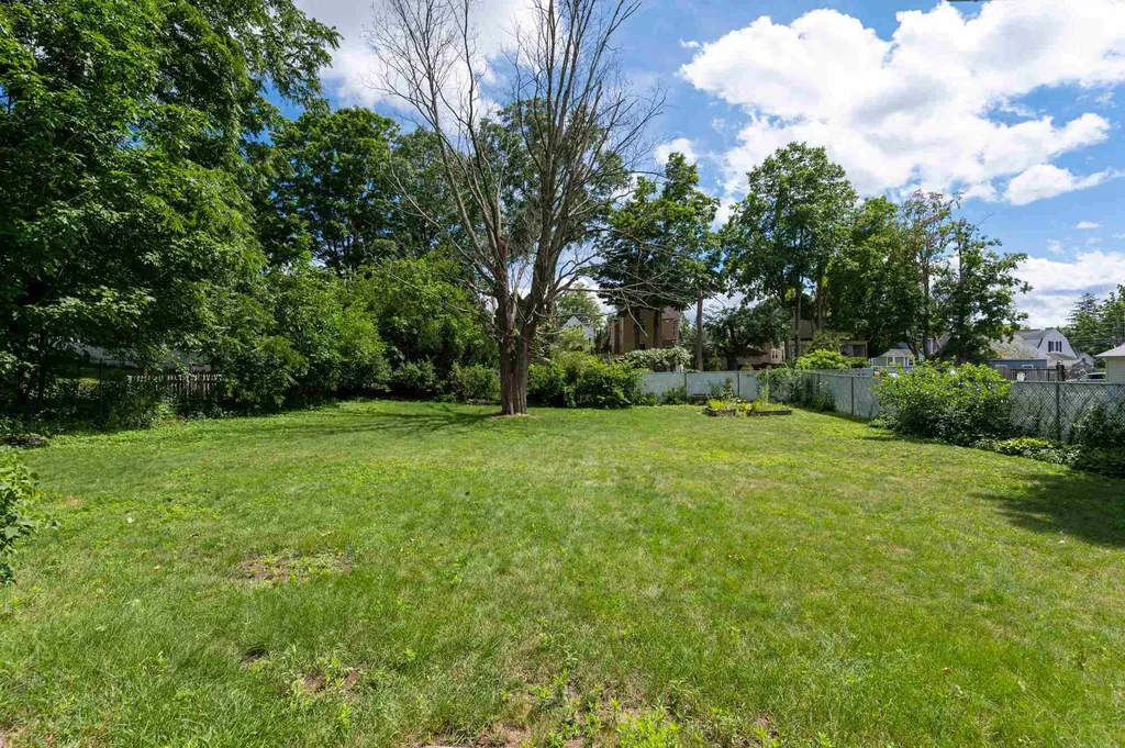17 Courtland Street Nashua NH 03064