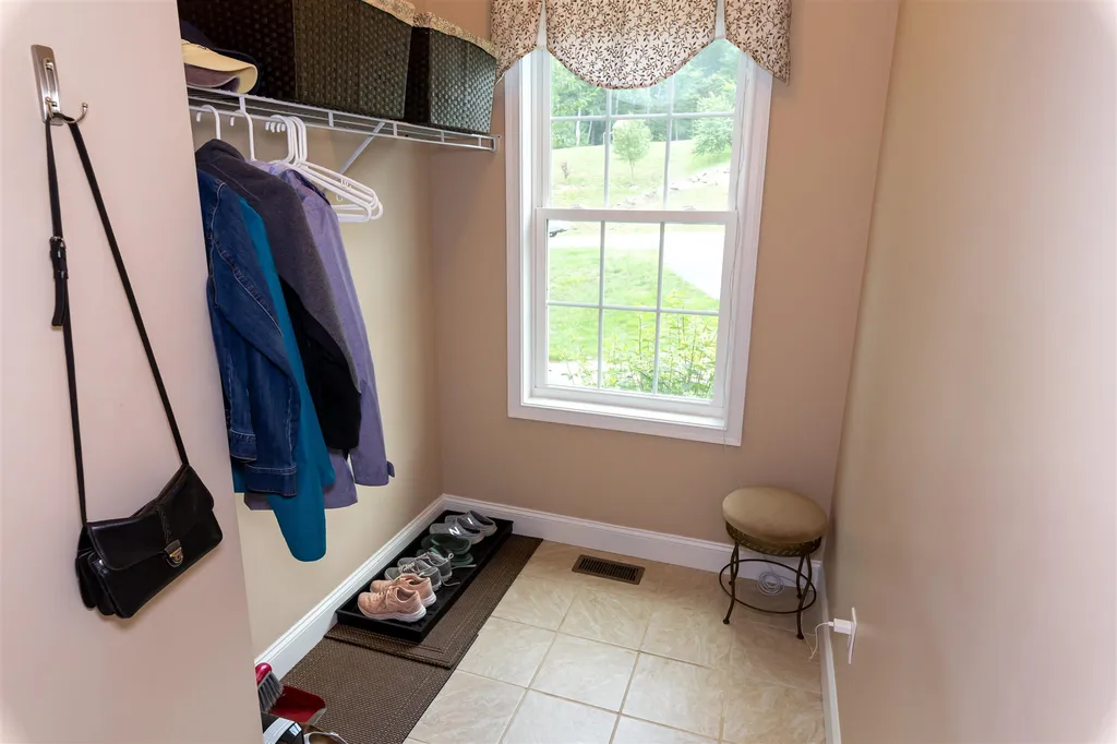 27 Nathaniel Way Auburn NH 03032