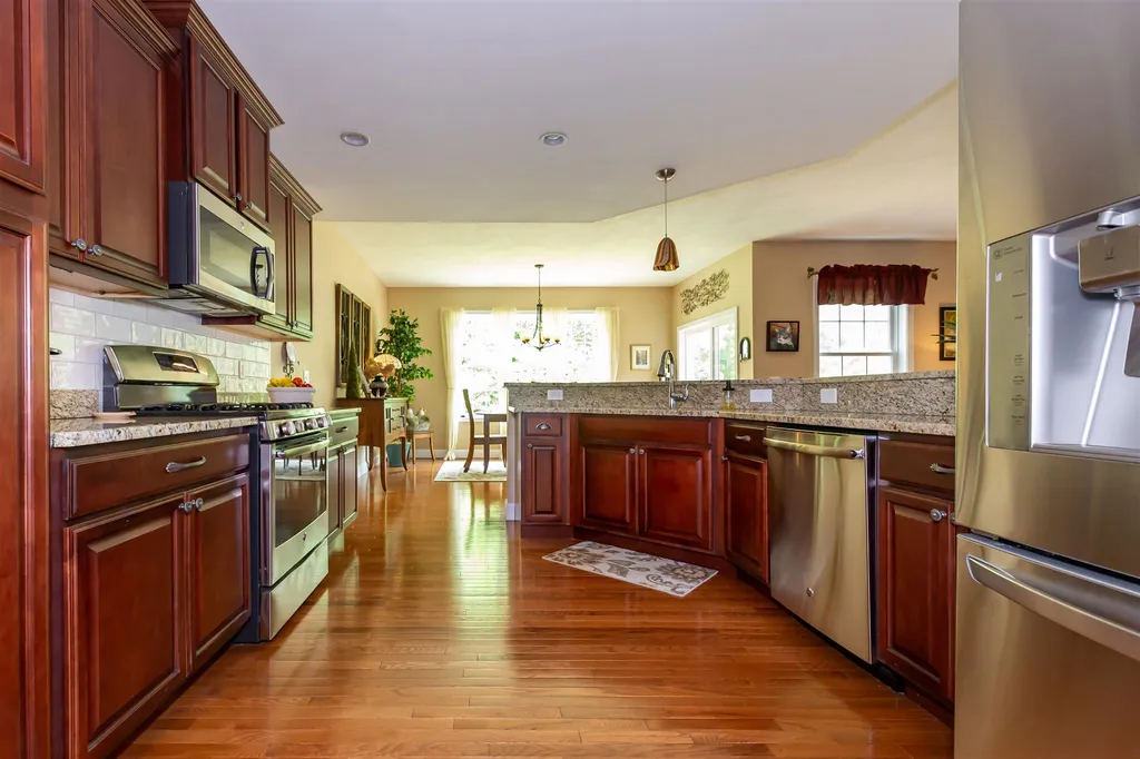 27 Nathaniel Way Auburn NH 03032