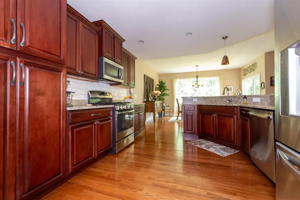 27 Nathaniel Way Auburn NH 03032