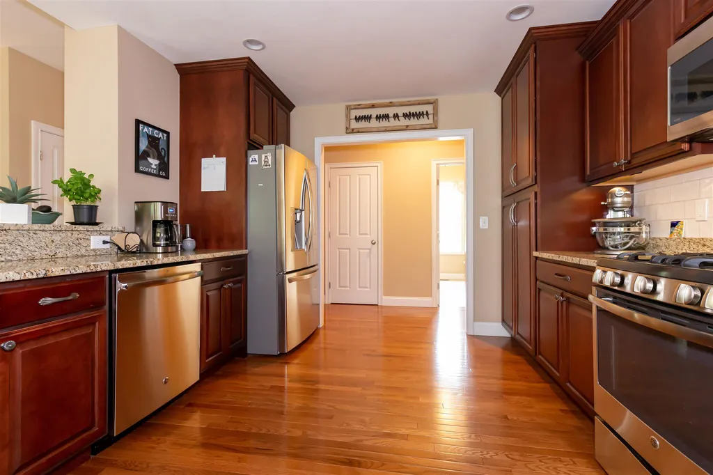 27 Nathaniel Way Auburn NH 03032