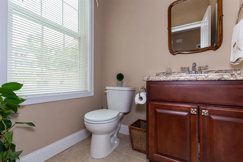 27 Nathaniel Way Auburn NH 03032
