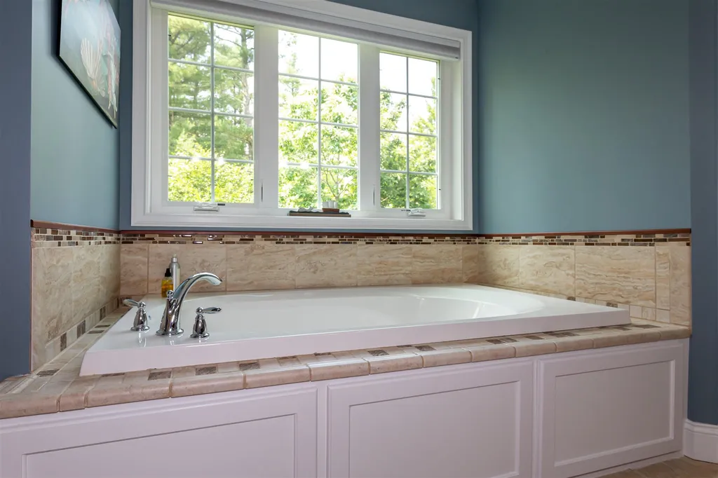 27 Nathaniel Way Auburn NH 03032