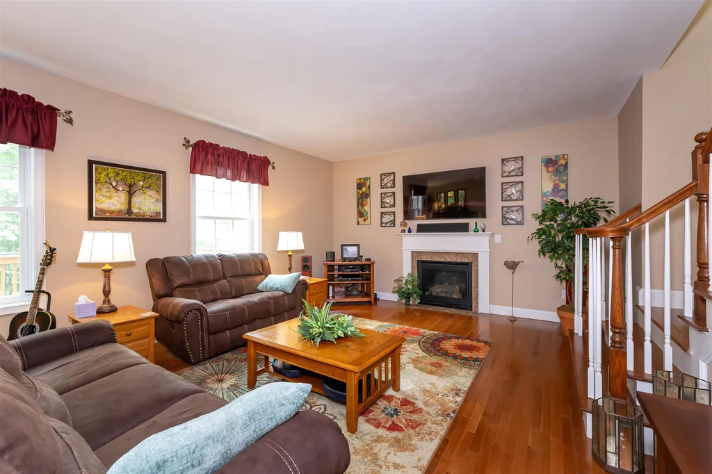 27 Nathaniel Way Auburn NH 03032