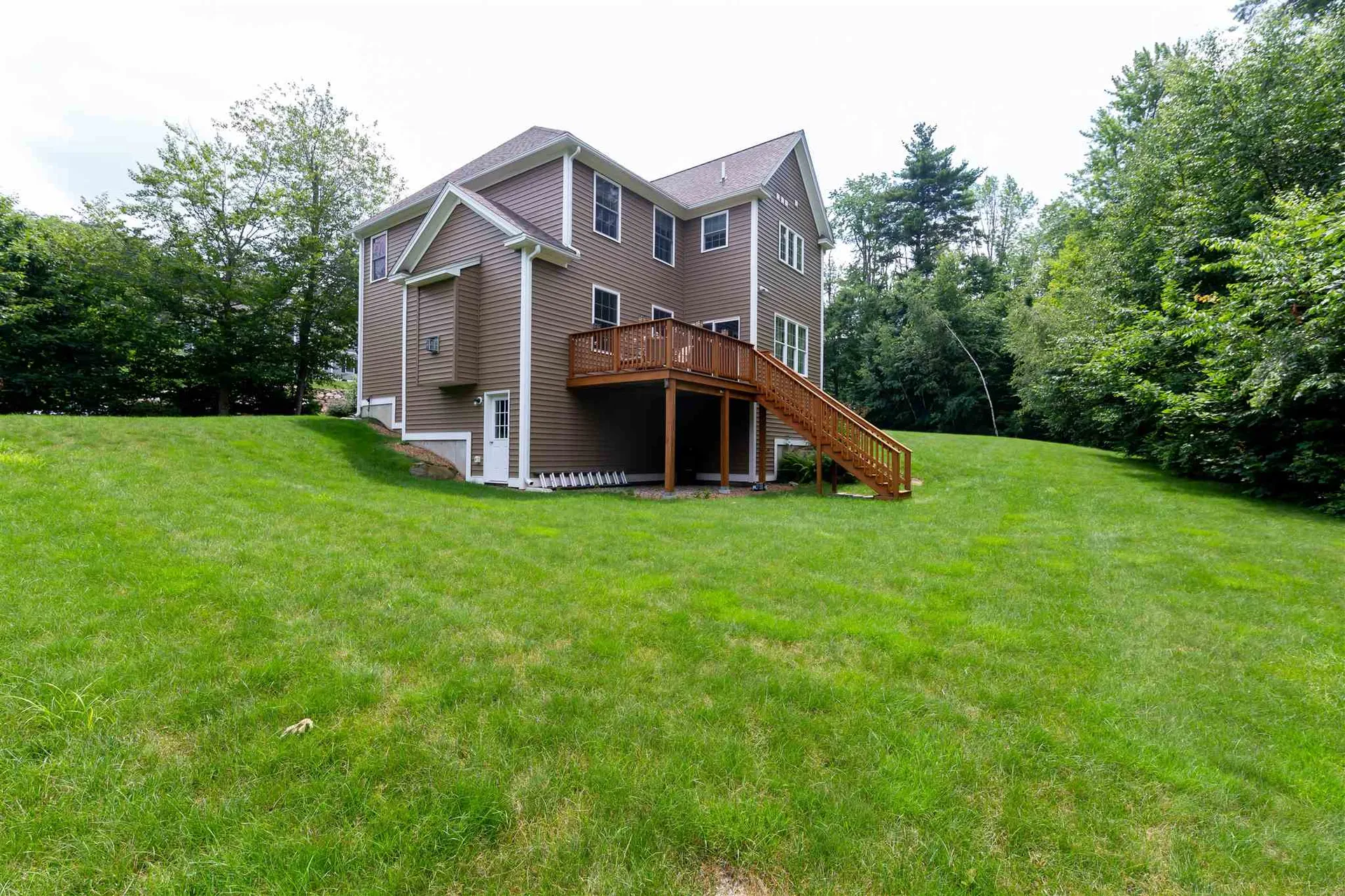 27 Nathaniel Way Auburn NH 03032