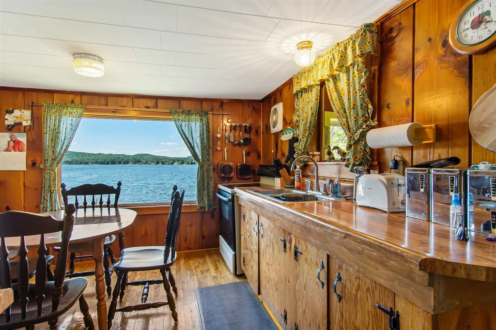 11 Hawes Road Pittsburg NH 03592