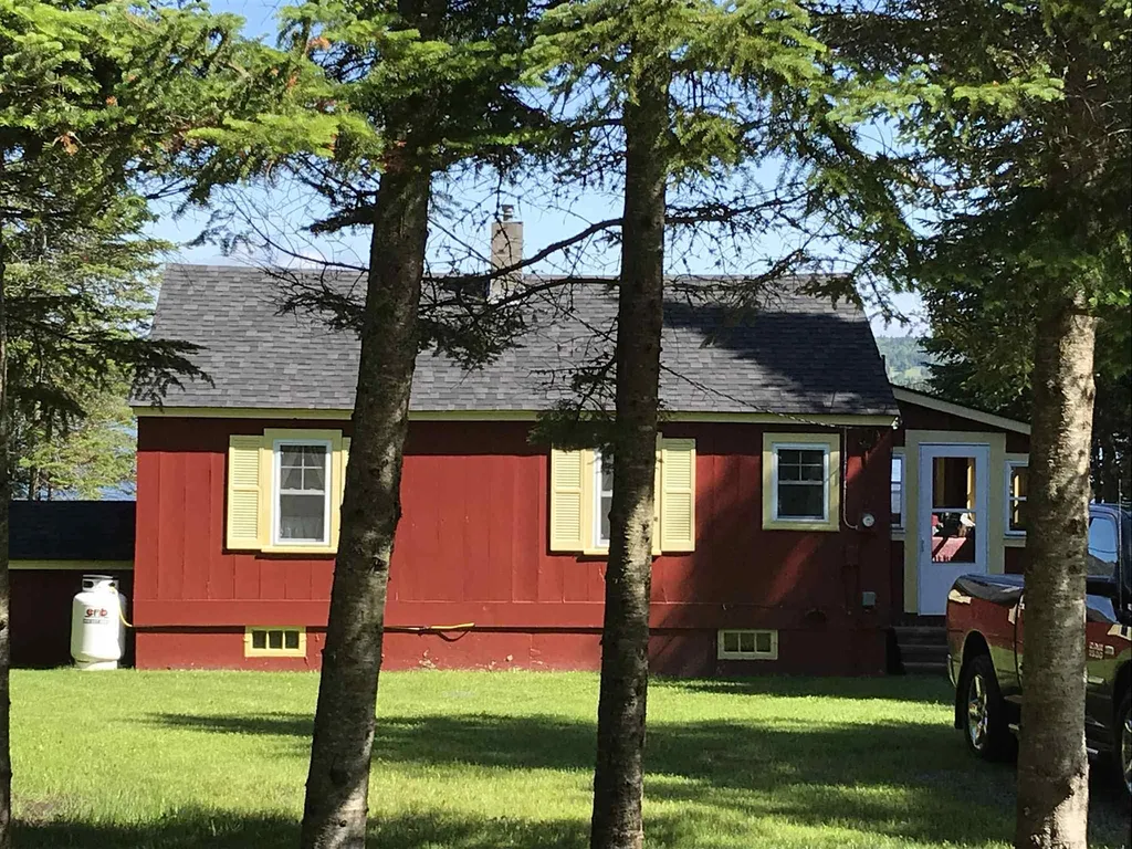 11 Hawes Road Pittsburg NH 03592
