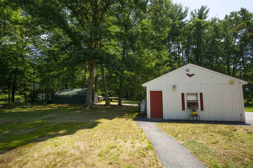 33 Leonard Drive Pelham NH 03076